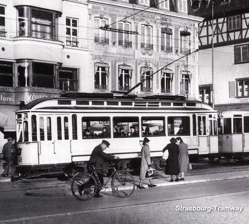 Motrice n° 148 et une remorque, Place Kléber en 1948.